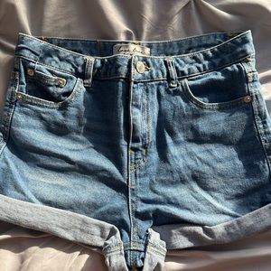 love tree jean shorts, dark blue and light blue color, size medium,high waisted.